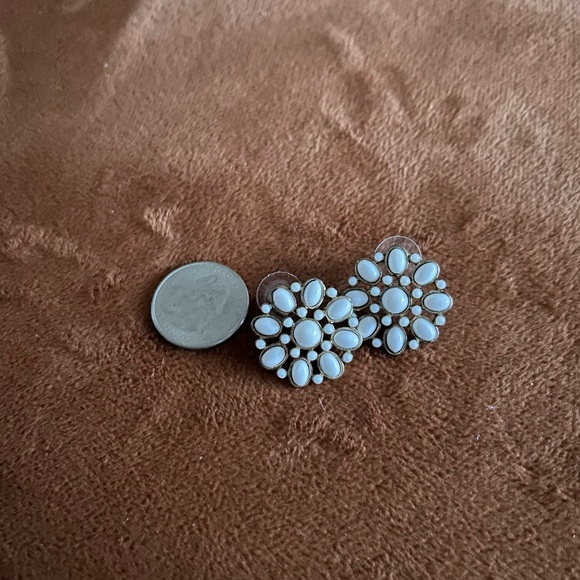 Jewelry - Elegant Gold Floral Earrings